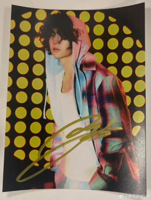 【#v总发福利#送#王一博#签名照】#龙行大运 年在一起#@uniq-王一博