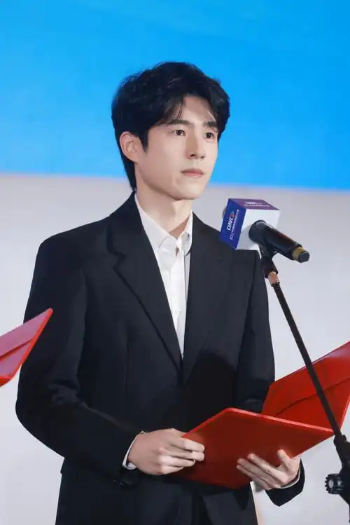 刘昊然演讲随拍##刘昊然黑西装随拍