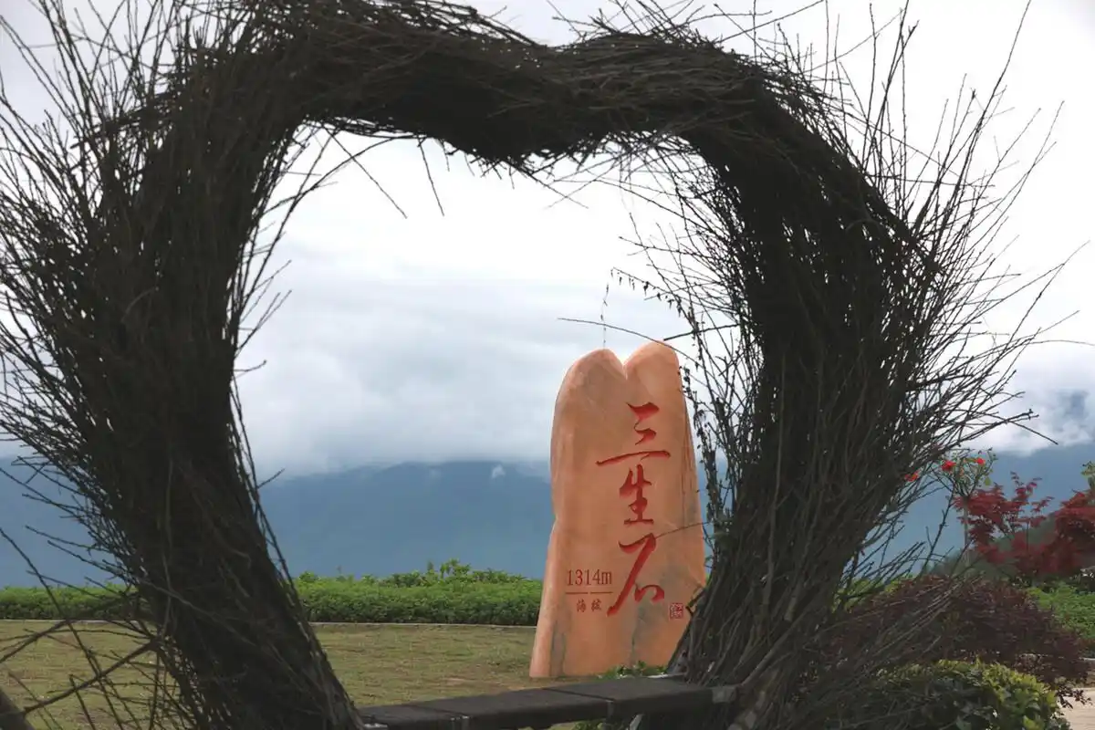 民间传说,三生石坐落在奈何桥旁,有一条路叫黄泉路,有一条河叫忘川河