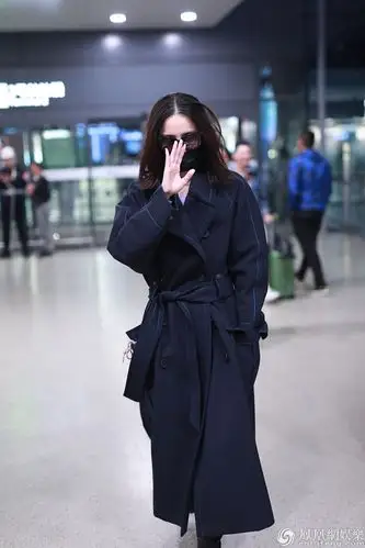 1/62020年1月29日讯,上海,一组宋佳10月份的机场照曝光.