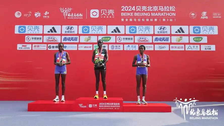 北京马拉松鸣枪开跑 陈天宇卫冕国内第一登上领奖台