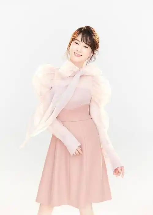 左小青:内心住着一个孩子气的少女丨人物