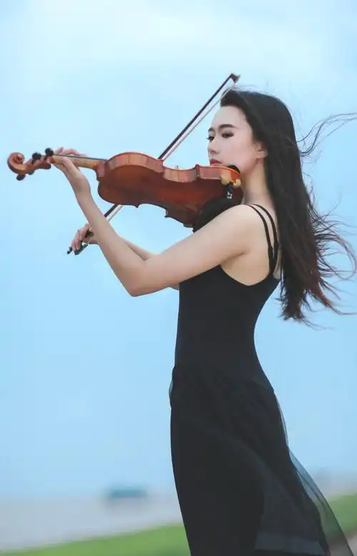 少女拉小提琴 - 游侠映像 - 图虫