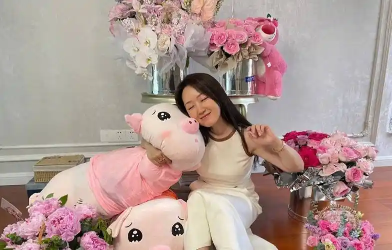 杨钰莹晒出52岁生日照片,身穿白色无袖连衣裙,清新优雅,非常减龄!