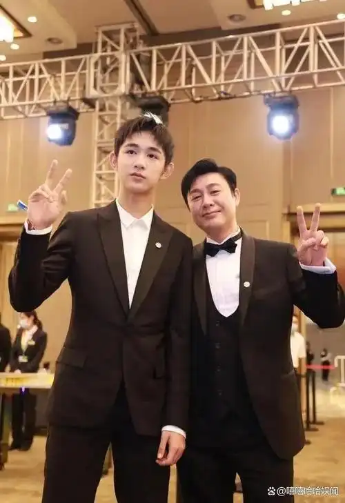 据说他们要三搭演父子,这对张颂文的颈椎太不友好了吧,必须昂着头跟他