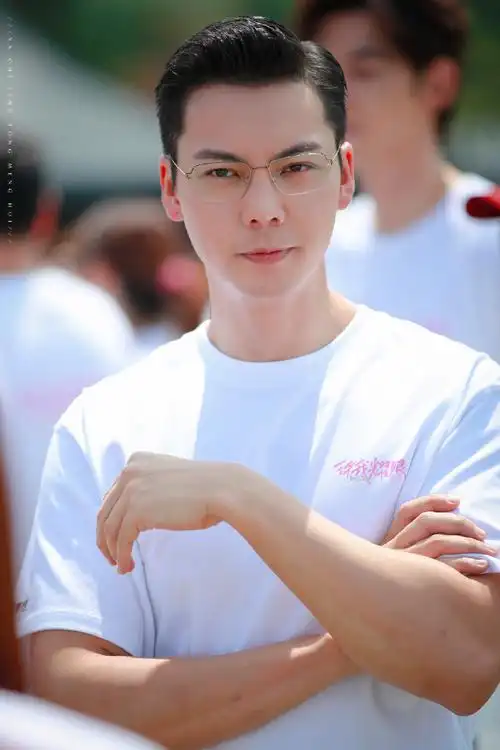 陈伟霆明媚大男主##陈伟霆胸肌藏不住了