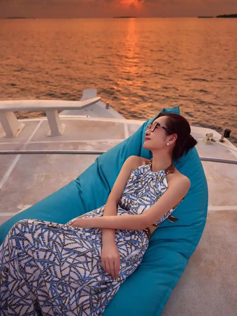 秦海璐穿蓝色印花露腰连衣裙,优雅性感 秦海璐j晒出一组在海边度假的