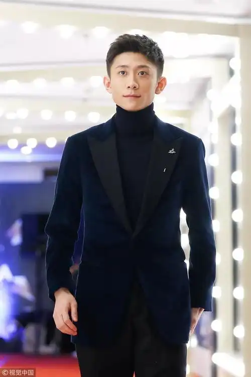 百搭还显脸小,2018我要抢穿烟管领!