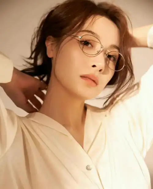 高启兰被粉丝狂叫金丝老婆#隆妮戴上金丝眼镜一秒切换到高启兰,姐真