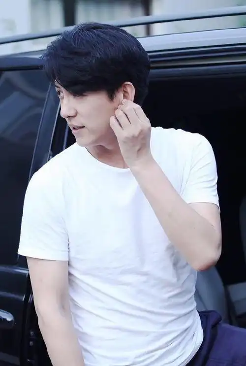 中年男人少穿polo衫,多穿圆领t恤更洋气减龄,看46岁靳东就知道