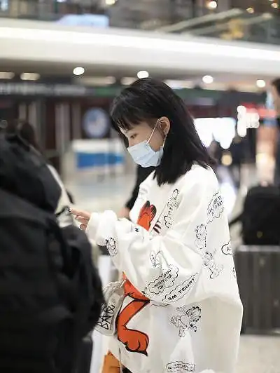 黄龄素颜亮相机场,大码卫衣配超短牛仔裙,34岁打扮比年轻人还潮