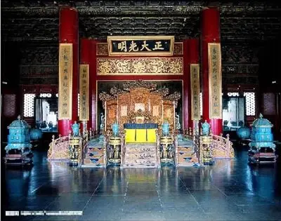 故宫乾清宫"正大光明"匾,象征着封建统治者对"言行正派"的推崇