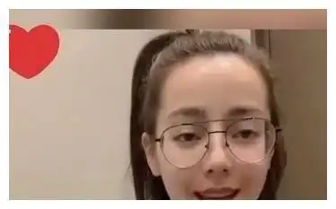 迪丽热巴自称全家最丑,不化妆关美颜录视频,似邻家妹妹