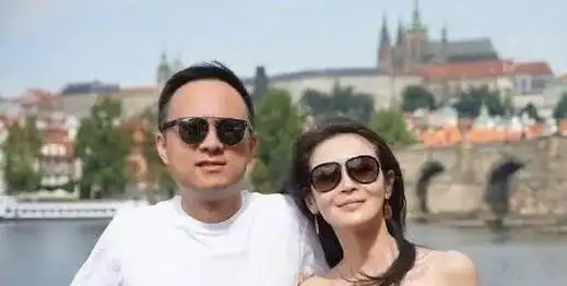 于明加:相亲嫁给富商,结婚12年不会做饭,现在她的生活还好吗?