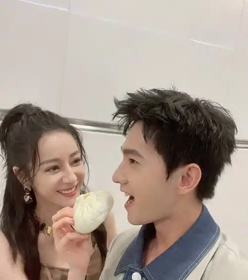 迪丽热巴迪士尼游玩,和星黛露开心合照,一个人乔装在街头溜达_照片