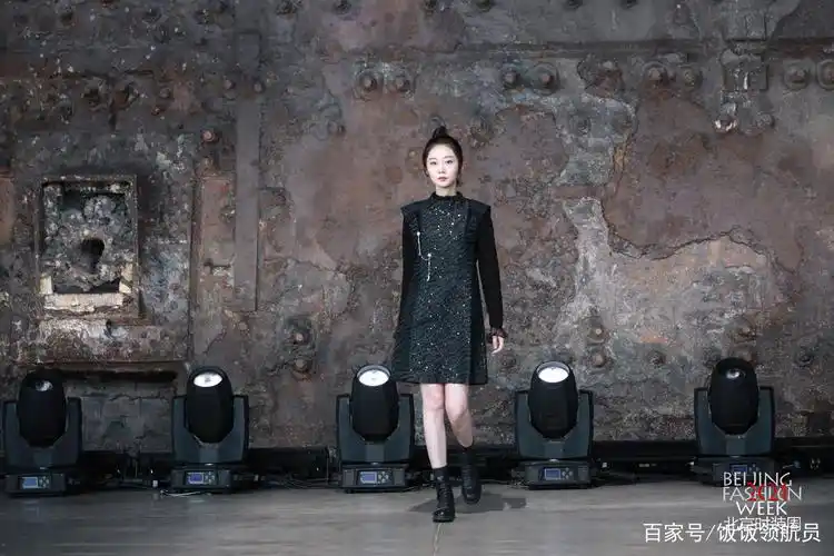陈嘉男亮相北京时装周 摩登女神范儿气场全开