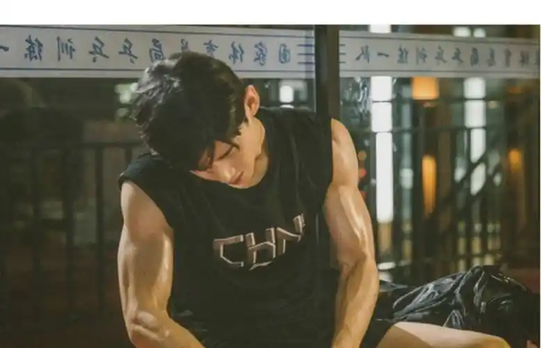 原创白敬亭回应自来卷分享剧组健身秘诀坦言万物皆可健身