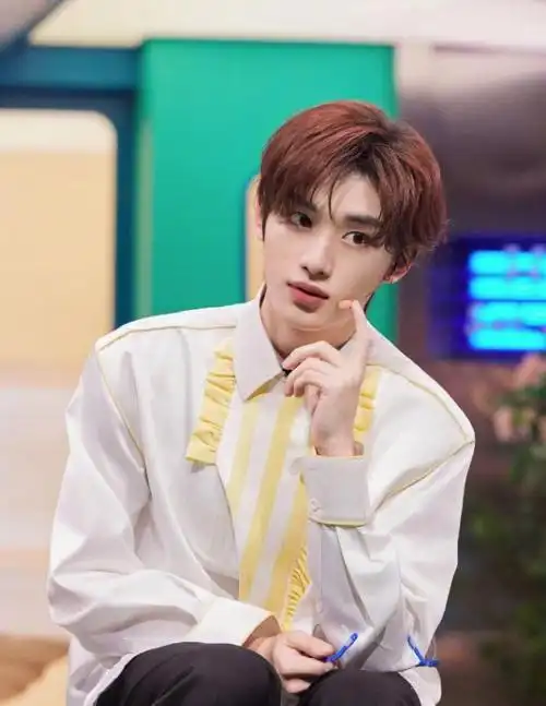 00后丁程鑫今年21岁,是时代少年团的门面担当.