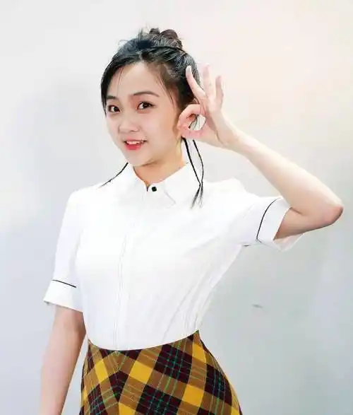 原创21岁的林妙可晒近照身穿旗袍珠光宝气这身材我没有看错