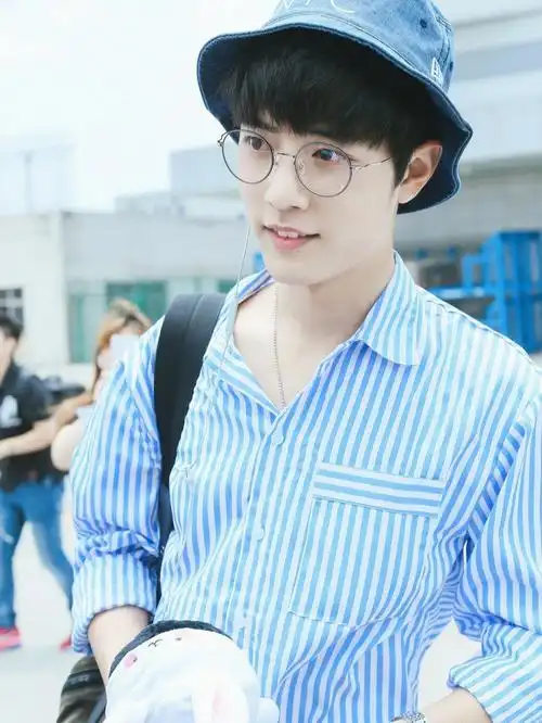 肖战蓝色条纹衬衫搭配渔夫帽!圆框眼镜更添几分学生气.#肖战