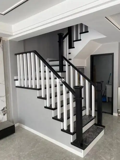 的美式实木黑白配色楼梯,总共是三层三十二踏,简约方柱扶手#楼梯设计