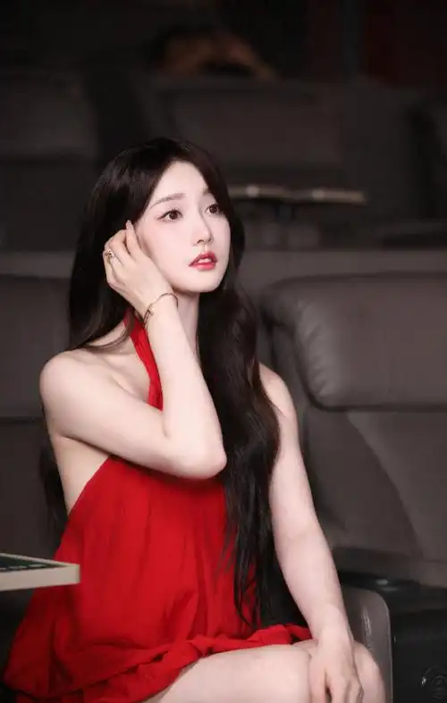 姜贞羽  挂脖红裙真的好美