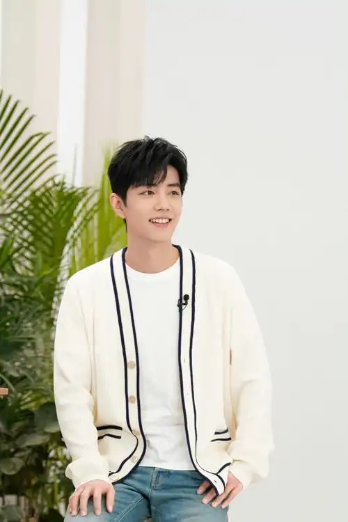 肖战身着白色衬衫,清爽帅气清新男孩,温暖笑容格外美好