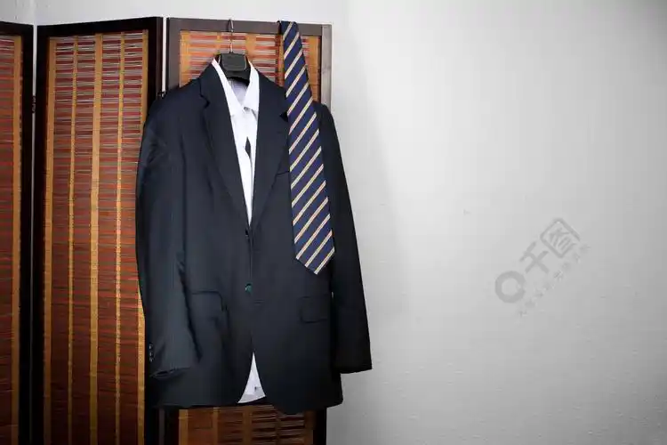 西装挂在衣架上