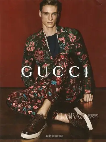另外,古驰 (gucci) 2014春夏男装系列广告大片亦由新锐男模tomma o