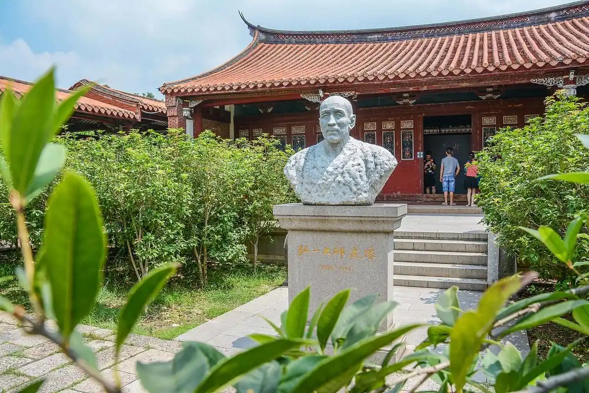 弘一法师:"人生不过就是三万多天,借副皮囊而已,生