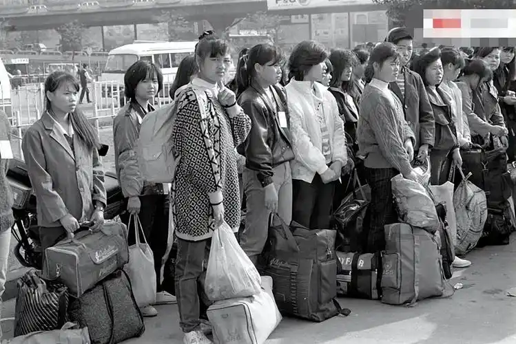 回顾3年捡到2个女婴,42岁男子终生未娶,女儿:我的父亲只有一个