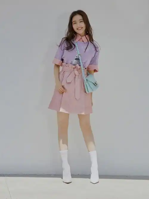 李兰迪减肥成功,穿粉裙秀出漫画腿,连袜子 高跟鞋都凹出高级感