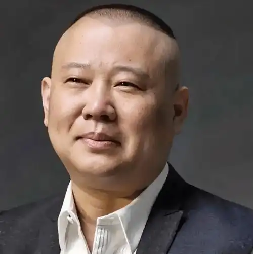 郭德纲曾言: "人生如戏,舞台上的光影变幻,映射出世间百态.