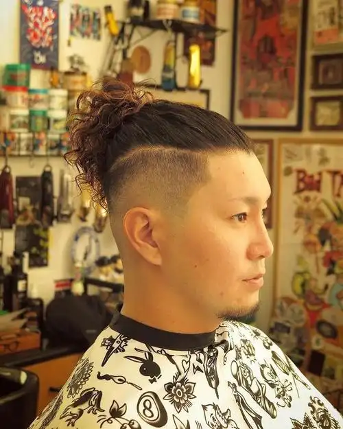 还有一种周边光男发特别有个性,就是把周边铲光,头顶留长扎起来,我们