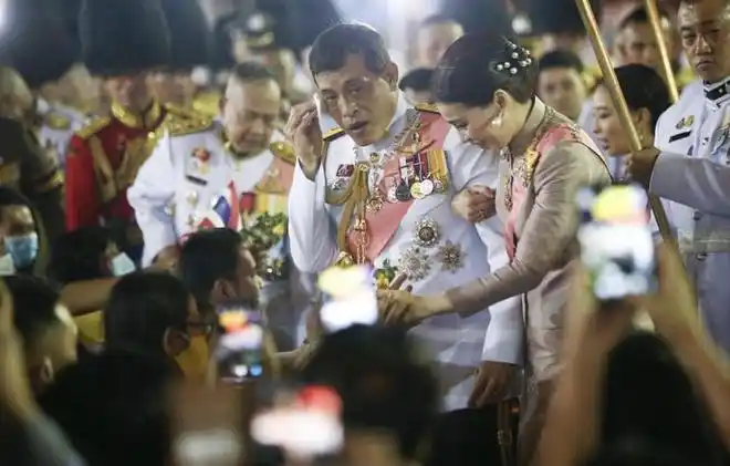 苏提达却依旧穿礼服出访,笑容满面不见愁容|泰国国王|王室|王子_网易