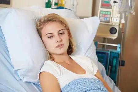 腰病躺在病床上的抑郁少女患者照片