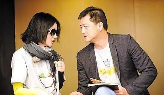 演员李亚鹏,活动上遇见一个老婆,余生不想辜负她