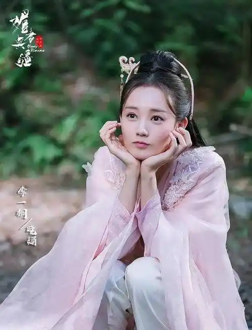 凭《媚者无疆》成"女神",饰演黄蓉不输前辈,李一桐还演过啥?