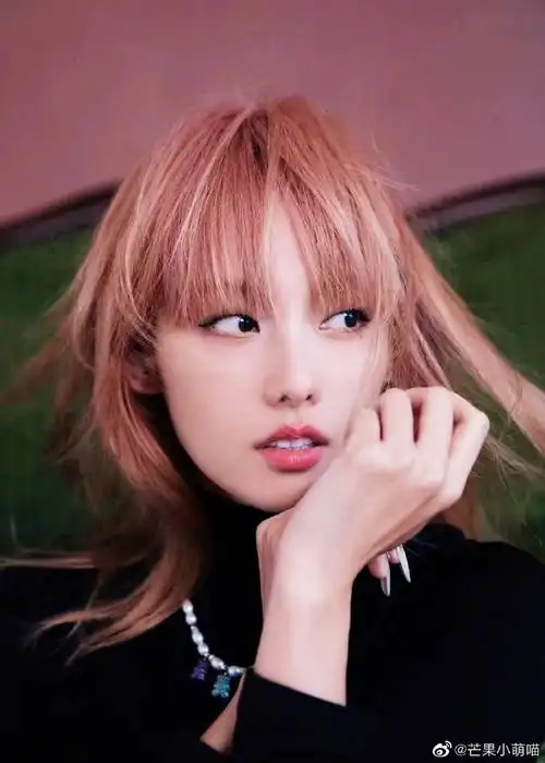 粉色头发也太适合张嘉倪了果然颜值高怎么样都很美