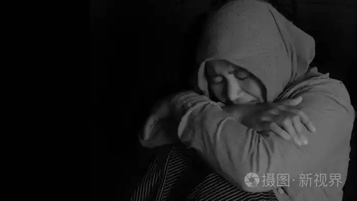 悲伤的哭泣沮丧的穆斯林妇女在黑白照片-正版商用图片2oduu8-摄图新