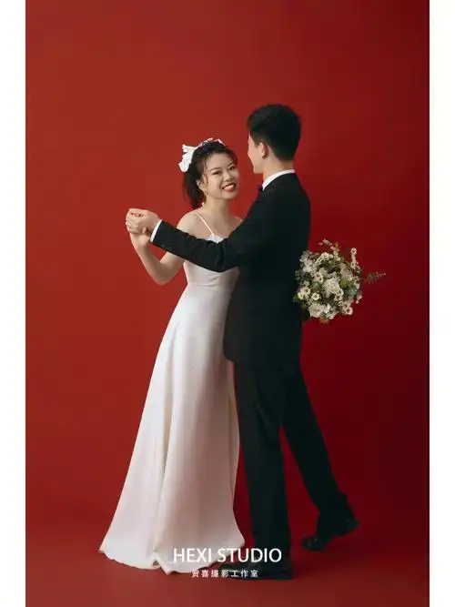 照甜度爆表～7315红底白纱是百看不腻的风格简约的背景干净纯粹