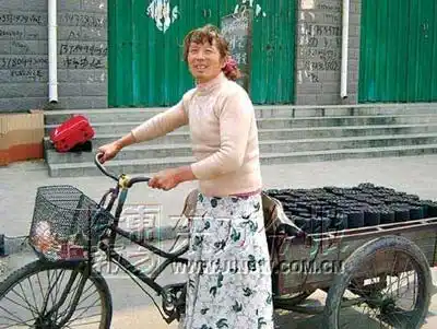 卖煤男贩为吸引眼球 穿女装扎马尾辫染指甲(图)