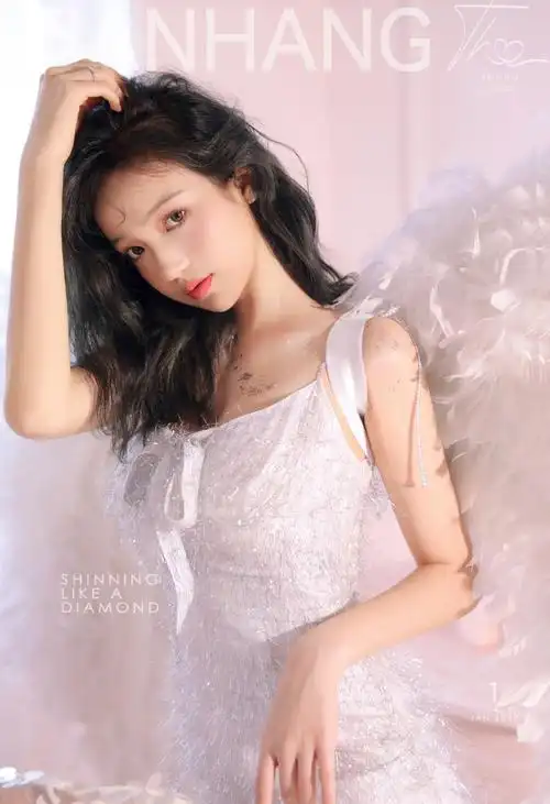 性感美女吊带短裙白皙美艳写真图片