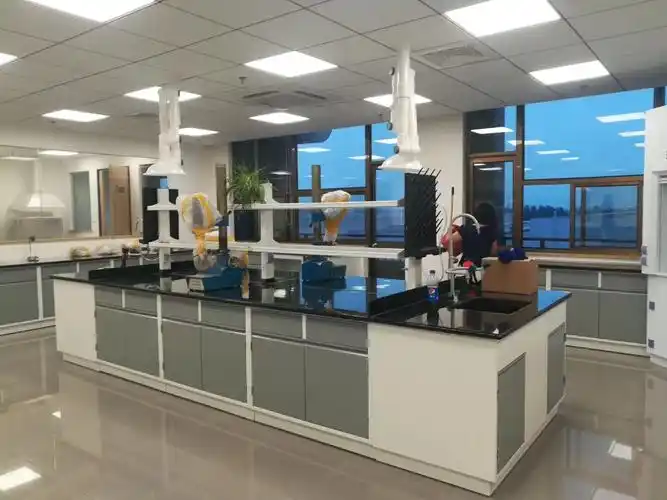 全钢实验台采用灰色和白色相搭配颜色,整图看上去高端大气