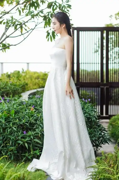 杨幂又美出新高度,长直发搭配小白裙,散发出清纯至骨子里的迷人|发型