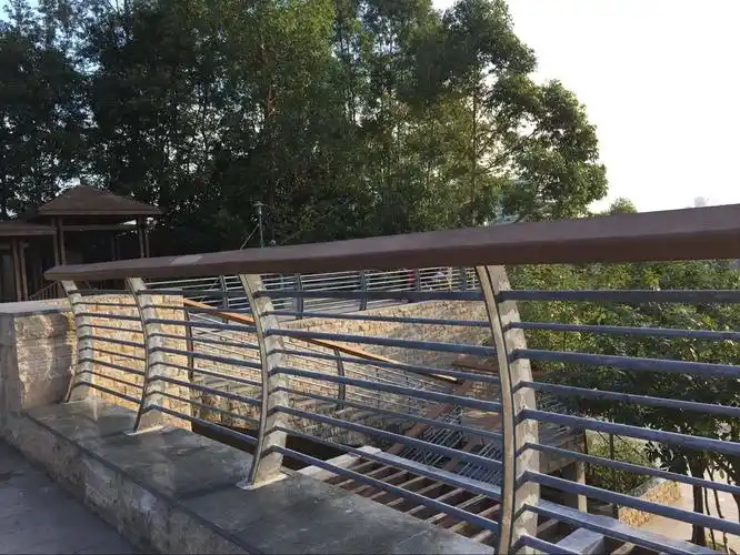 羊台山森林公园东门入口1期塑木扶手-深圳市拓普森生态木业有限公司