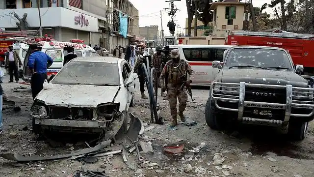 警车被炸毁巴基斯坦发生自杀式袭击现场人们转移伤者送医