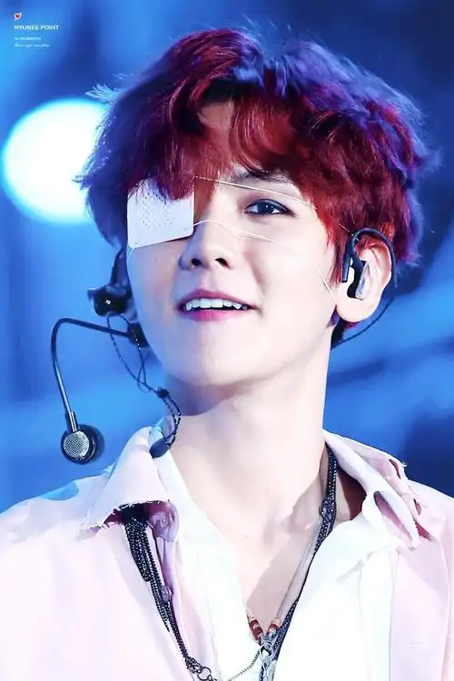 红发啵啵虎边伯贤戴眼罩仙子仙气飘飘