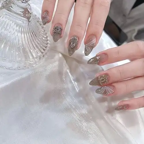 灰色碎钻尖形美甲图片