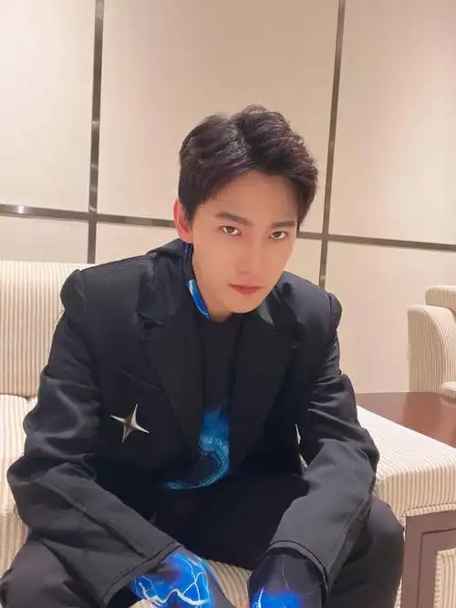 杨洋2021年媒体眼中最有好感的艺人!__财经头条